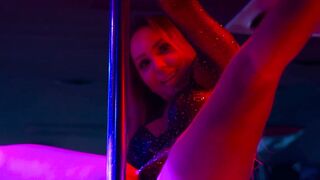 The hot blonde goes to a men's club in the city of São Paulo to do a striptease.