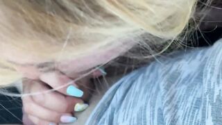 Sexgeile Blondine saugt wahrend der Fahrt