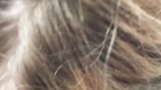 Sexgeile Blondine saugt wahrend der Fahrt