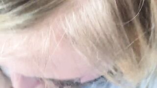 Sexgeile Blondine saugt wahrend der Fahrt