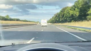 Sexgeile Blondine saugt wahrend der Fahrt