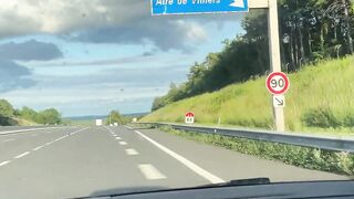 Sexgeile Blondine saugt wahrend der Fahrt