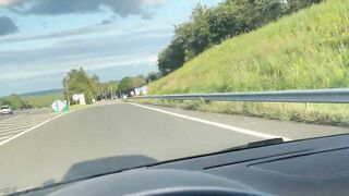 Sexgeile Blondine saugt wahrend der Fahrt