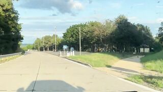 Sexgeile Blondine saugt wahrend der Fahrt