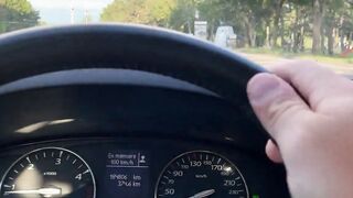 Sexgeile Blondine saugt wahrend der Fahrt