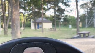 Sexgeile Blondine saugt wahrend der Fahrt