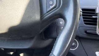 Sexgeile Blondine saugt wahrend der Fahrt