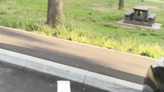 Sexgeile Blondine saugt wahrend der Fahrt