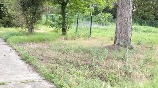 Sexgeile Blondine saugt wahrend der Fahrt