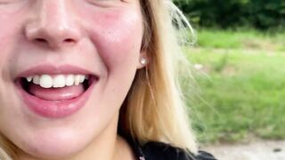 Sexgeile Blondine saugt wahrend der Fahrt