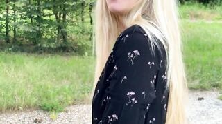Sexgeile Blondine saugt wahrend der Fahrt