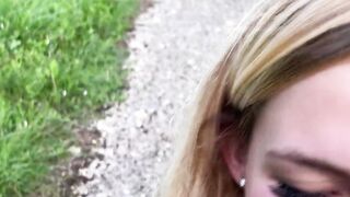 Sexgeile Blondine saugt wahrend der Fahrt