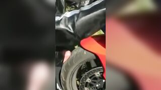 un sex cu motorcycleta uni prieten mai vechi