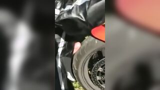 un sex cu motorcycleta uni prieten mai vechi