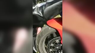 un sex cu motorcycleta uni prieten mai vechi