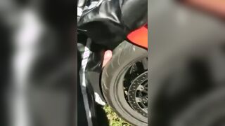 un sex cu motorcycleta uni prieten mai vechi