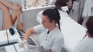 تجسس كاميرة عربية لمحجبه ميلف بجسم ملبن  تقلع  ملط في مركز العناية بالبشر