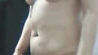 Mollige Amateurin vor der Cam