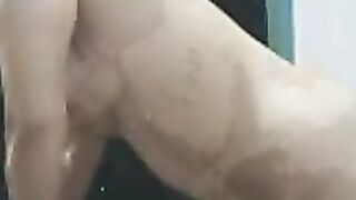 Mollige Amateurin vor der Cam