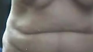 Mollige Amateurin vor der Cam
