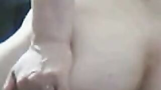 Mollige Amateurin vor der Cam