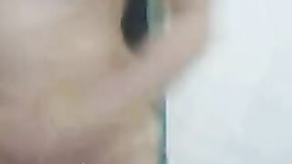 Mollige Amateurin vor der Cam