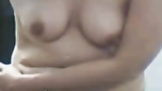 Mollige Amateurin vor der Cam