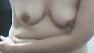 Mollige Amateurin vor der Cam
