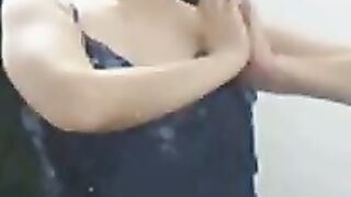 Mollige Amateurin vor der Cam