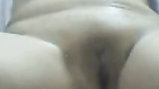 Mollige Amateurin vor der Cam