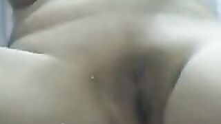 Mollige Amateurin vor der Cam