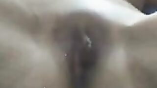 Mollige Amateurin vor der Cam