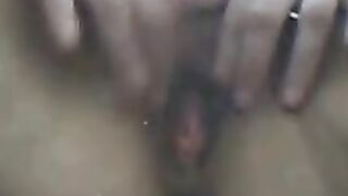 Mollige Amateurin vor der Cam
