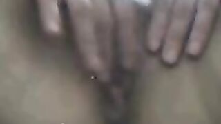 Mollige Amateurin vor der Cam