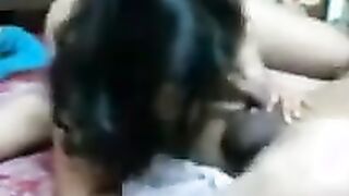 Mollige indische Lady zieht sich aus, um zu ficken