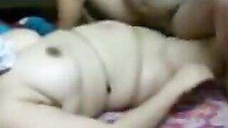 Mollige indische Lady zieht sich aus, um zu ficken