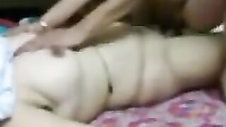 Mollige indische Lady zieht sich aus, um zu ficken
