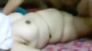 Mollige indische Lady zieht sich aus, um zu ficken