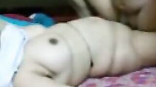 Mollige indische Lady zieht sich aus, um zu ficken