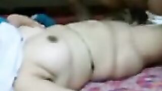 Mollige indische Lady zieht sich aus, um zu ficken