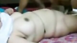 Mollige indische Lady zieht sich aus, um zu ficken