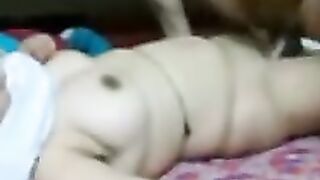 Mollige indische Lady zieht sich aus, um zu ficken