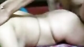 Mollige indische Lady zieht sich aus, um zu ficken