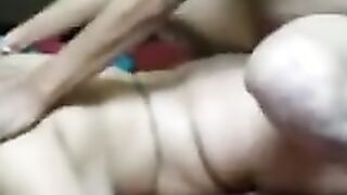 Mollige indische Lady zieht sich aus, um zu ficken