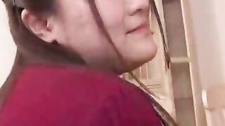 Vollbusige Asia-MILFs befummelt