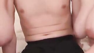 Vollbusige Asia-MILFs befummelt