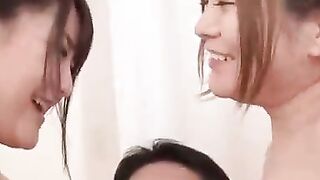 Vollbusige Asia-MILFs befummelt