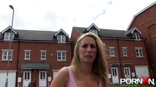 Bombshell Paige Turnah peeing outside