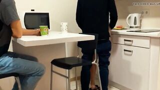 La troia bacia il marito cornuto con la mia sborra