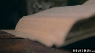 Thin kinky Bae fucks her tight vagina with a huge